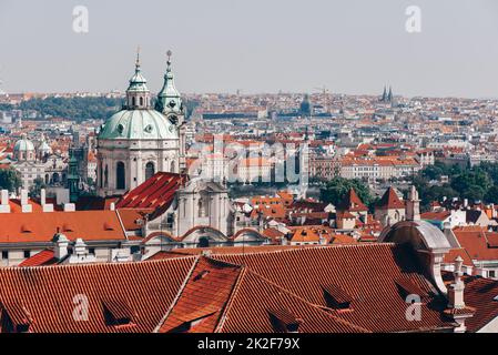 Dächer von Prag mit der St.-Nikolaus-Kathedrale Stockfoto