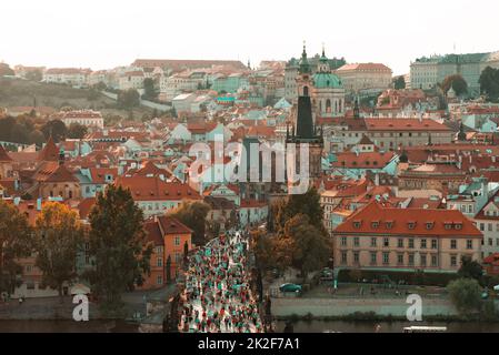 Blick auf Prag und Karlsbrücke vom Brückenturm Stockfoto