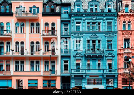 Bunte Fassaden alter barocker Gebäude Stockfoto