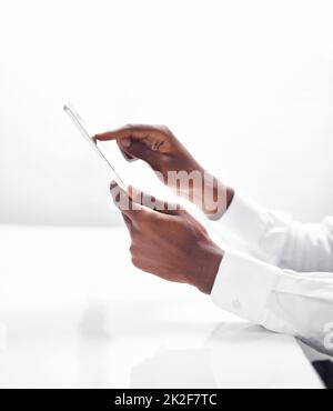 Die Zukunft ist in Berührung. Ein Mann berührt sein digitales Tablet. Stockfoto