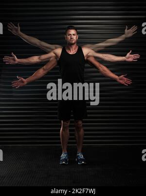 HES hat eine volle Bandbreite an Bewegungen. Porträt eines athletischen jungen Mannes, der im Studio die Arme schwenkt. Stockfoto