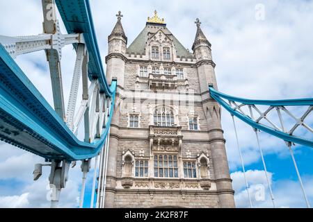 Blick auf die London Tower Bridge von unten. England, Großbritannien Stockfoto