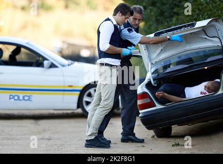 Analyse des Tatortes. Aufnahme eines Tatortuntersuchungsverfahrens. Stockfoto