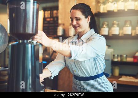 Sie weiß, wie man das Beste mischt. Aufnahme eines jungen Barista, der in einem Café arbeitet. Stockfoto