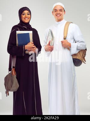 Eine glänzende Zukunft aufbauen. Studioportrait von zwei jungen arabischen Studenten. Stockfoto