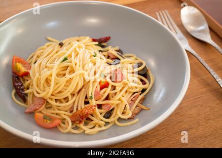 Nudelgericht auf Holztisch Stockfoto