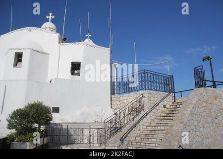 Agios Georgios-Kirche bei Sonnenuntergang auf Lycabettus-Hügel in Athen vor blauem Himmel Stockfoto
