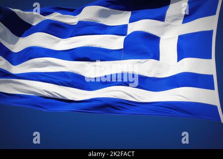 Nationalflagge von Griechenland gegen den blauen Himmel Hintergrund Stockfoto