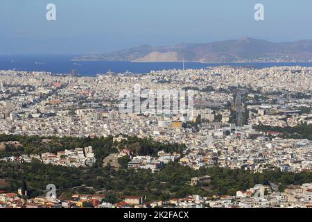 Blick über die Stadt vom Lycabettus-Hügel in Athen, Griechenland. Panorama von Athen. Wunderschöne Stadtlandschaft mit Küste Stockfoto