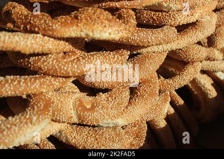 Koulouri: Griechischer Imbiss, ein rundes griechisches Brot mit Sesamsamen. Wird oft von Straßenhändlern verkauft. Sie ähneln dem türkischen Brot "Simit". Bild aufgenommen auf dem Syntagma-Platz Athen Stockfoto