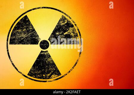 Schwarzes radioaktives Schild auf gelbem Hintergrund Stockfoto