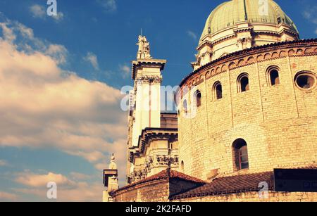 BRESCIA, ITALIEN, der Duomo Vecchio oder die Alte Kathedrale, die römisch-katholische Kirche und die rustikale runde romanische Co-Kathedrale, die neben dem Hotel steht. Stockfoto