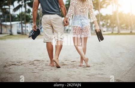 Sommerzeit ist romantische Zeit. Eine kleine Aufnahme eines jungen Paares, das einen romantischen Tag am Strand verbringt. Stockfoto