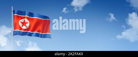 Nordkoreanische Flagge isoliert auf einem blauen Himmel. Horizontales Banner Stockfoto