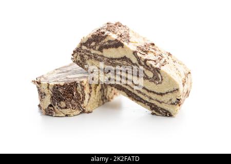 Süße Tahini-Halova mit Kakaomuster. Türkisches Dessert isoliert auf weißem Hintergrund. Stockfoto