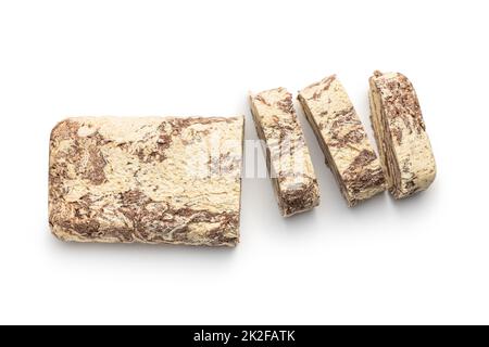 Süßer Tahini-Halva mit Kakaogeschmack. Türkisches Dessert isoliert auf weißem Hintergrund. Stockfoto