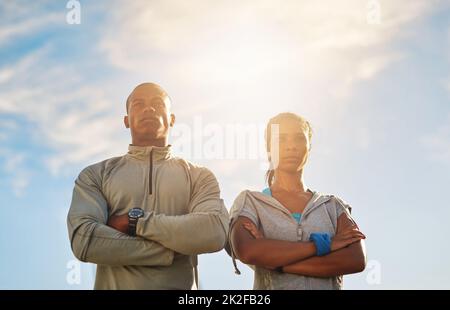 Das beste Projekt, an dem Sie je arbeiten werden, sind Sie. Aufnahme eines jungen, sportlichen Paares, das für ein Workout unterwegs ist. Stockfoto