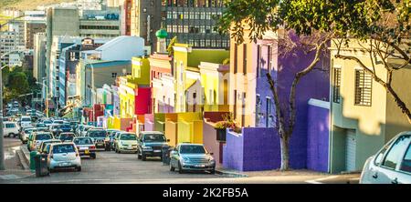 Dieses charaktervolle Viertel der Stadt. Aufnahme der farbenfrohen Häuser des Bo Kaap, Kapstadt. Stockfoto