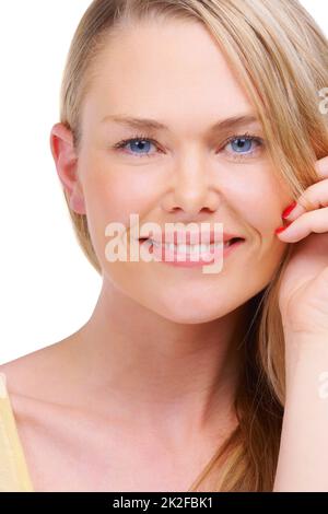 Strahlend schön. Studioporträt einer lächelnden jungen Frau, isoliert auf Weiß. Stockfoto