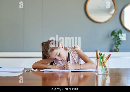 Shes ein fleißiger Schüler in der Schule und zu Hause. Aufnahme eines kleinen Mädchens, das ihre Hausaufgaben macht. Stockfoto