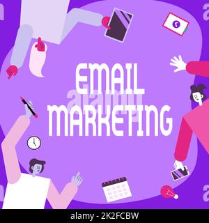 Handschrift Text E-Mail-Marketing. Business Showcase Versenden einer Werbebotschaft an eine Gruppe von Shows mithilfe von E-Mail-Kollegen, die S Decorating Mobile Application Defining Teamwork tragen. Stockfoto
