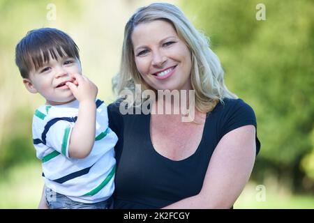 HES mein Stolz und meine Freude. Porträt einer glücklichen Mutter, die ihren kleinen Jungen hält. Stockfoto