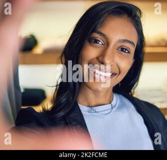 Das Gefühl süß und frech heute. Aufnahme einer jungen Frau, die in einem Bekleidungsgeschäft ein Selfie gemacht hat. Stockfoto