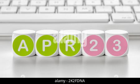 Buchstabenwürfel vor einer Tastatur - April 23 Stockfoto