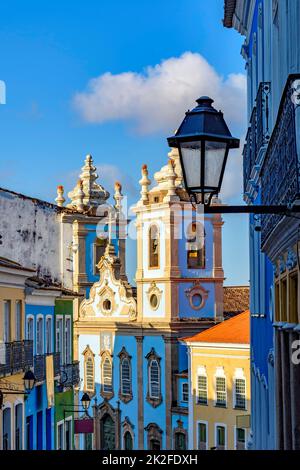 Bunte Kolonialhäuser Fassaden und historische Kirchtürme im Barock- und Kolonialstil Stockfoto