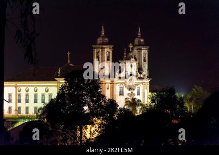 Nachtansicht der historischen Kirche im Abtrieb der Stadt Ouro Preto Stockfoto