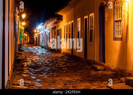 Nachtansicht der Stadt Paraty mit ihren alten Häusern im Kolonialstil Stockfoto