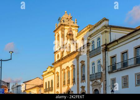 Alte und historische Kirche aus dem 18.. Jahrhundert auf dem zentralen Platz des Pelourinhoviertels bei Sonnenuntergang Stockfoto