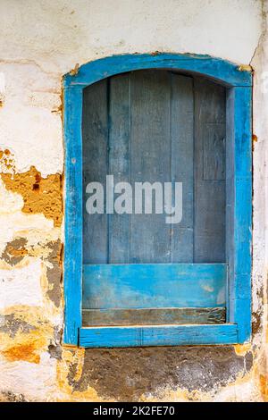 Alte und verschlissene Holzfenster, blau gestrichen Stockfoto