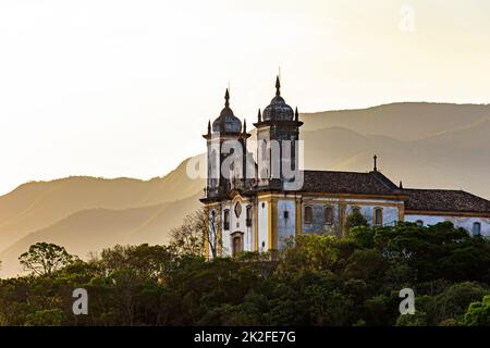 Alte Kirche in der Stadt Ouro Preto auf dem Hügel Stockfoto