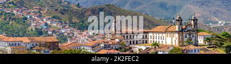 Panoramablick von der Spitze des historischen Zentrums von Ouro Preto Stadt Stockfoto