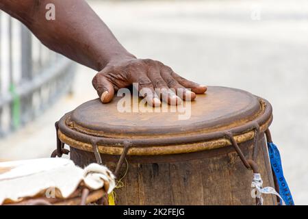 Perkussionist spielt rudimentäre Atabaque während des afro-brasilianischen Capoeira-Kampfes Stockfoto