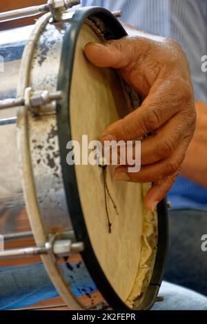 Traditionelles brasilianisches Schlaginstrument namens Cuica Stockfoto