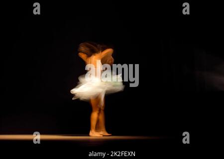 Junge Tänzerin mit unscharfer Bewegung Stockfoto