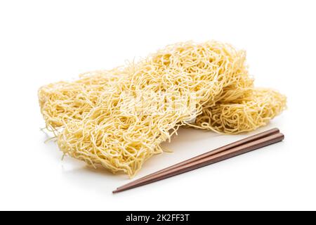 Instant-Nudeln. Ungekochte chinesische Nudeln isoliert auf weißem Hintergrund. Stockfoto