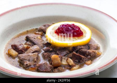 Wildgulasch mit Zitrone und Preiselbeeren Stockfoto