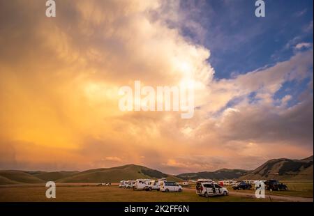 Vanlife in der Nähe von Castelluccio Dorf im Nationalpark Monte Sibillini, Region Umbrien, Italien Stockfoto