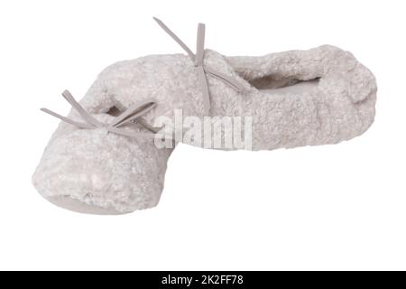 Hausschuhe isoliert. Nahaufnahme eines weiblichen beigefarbenen warmen und weichen, gemütlichen Frottee-Pantoffeln auf weißem Hintergrund. Damenschuhe. Stockfoto