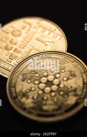 Golden Cardano (ADA)-Kryptowährung Stockfoto