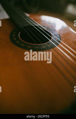Klassische Holzgitarre mit Kunststoffschnüren Stockfoto