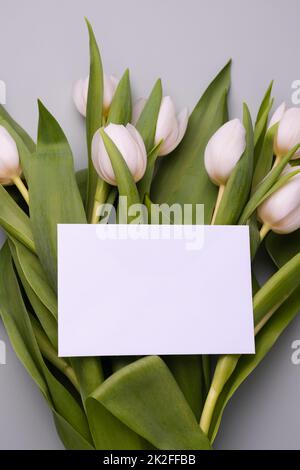 Leere Karte für Glückwünsche oder Einladungen. Nachbau für Muttertagsfeier, Jubiläum oder Hochzeit. Stockfoto