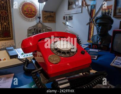 PRODUKTION - 21. September 2022, Sachsen, Auerbach: Im Museum in Auerbach werden Objekte zu Parteien und Massenorganisationen ausgestellt. Der Raum ergänzt eine ursprünglich eingerichtete DDR-Wohnung, die nun in das Museum eingezogen ist. An diesem Wochenende öffnet die im Stadtmuseum Auerbach eingerichtete Wohnung ihre Pforten für Besucher. Ein Privatsammler hatte beschlossen, seine Schätze der Öffentlichkeit zugänglich zu machen. Zuvor hatte er die Gegenstände in einer 80 Quadratmeter großen Wohnung in der Wohnungsgenossenschaft Auerbach gesammelt. Die Show basiert auf einer neuen DDR-Wohnung aus dem Jahr 1980s. Auf einer Tour durch Stockfoto