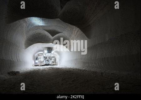 Bergbau-Bohrmaschine arbeitet im Tunnel des Salzbruchs Stockfoto