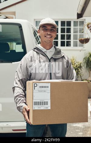 Loyalität ist eine Marke. Aufnahme eines jungen Mannes, der einem Kunden zu Hause ein Paket liefert. Stockfoto