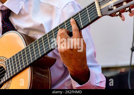 Sieben Saiten acoutisc Gitarre Detail Stockfoto