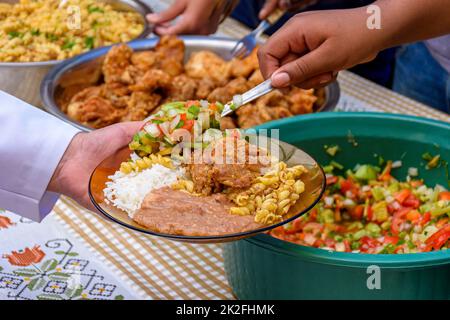 Einfache und traditionelle brasilianische Speisen werden in einem beliebten Restaurant serviert Stockfoto